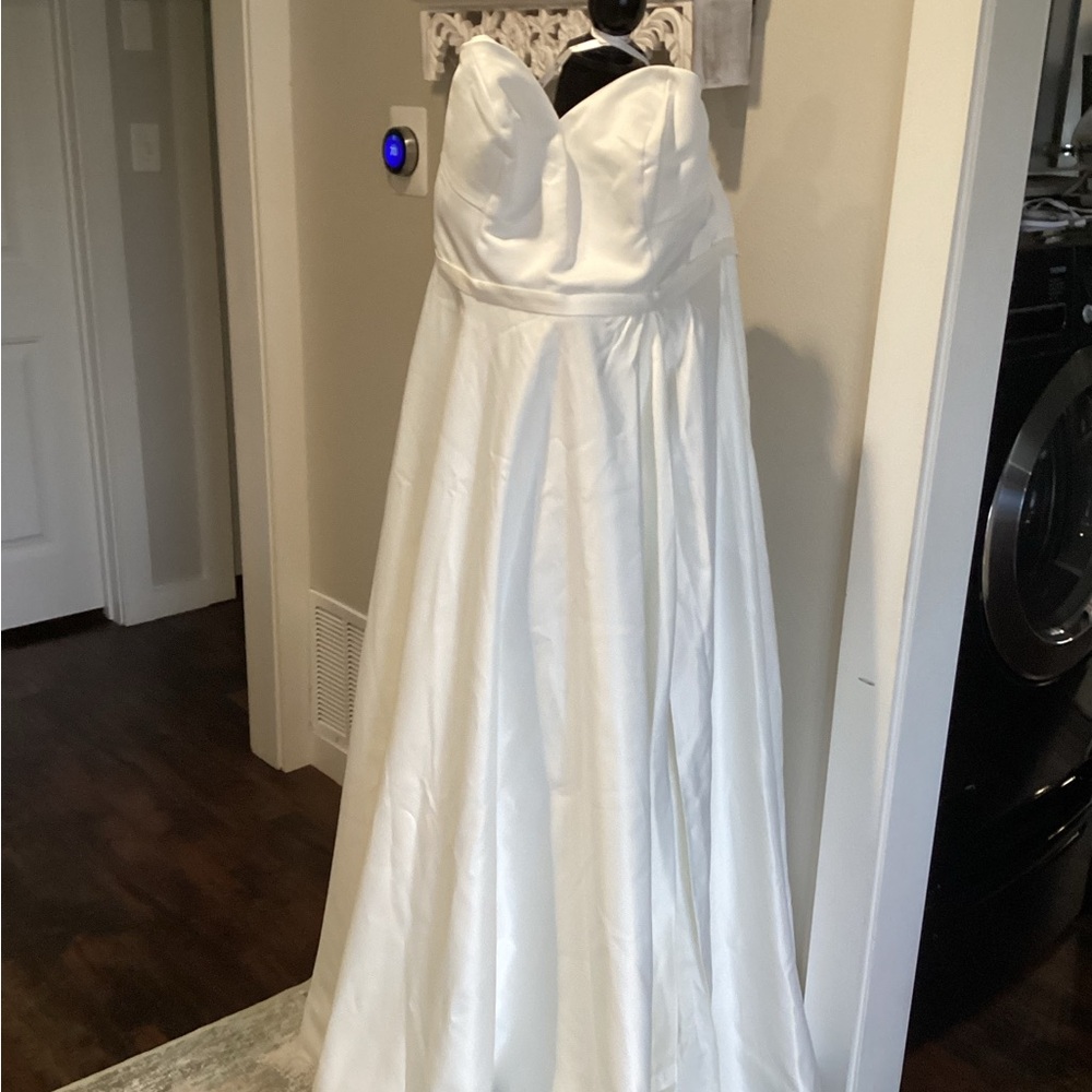 NWT - Elegant White Strapless Gown - Sz 20W!